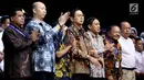 Dirut Indosiar Imam Sudjarwo (ketiga kanan), Direktur ATVI, Eduard Depari (kedua kanan) dan petinggi EMTEK Group menghadiri penerima mahasiswa baru Akademi Televisi Indonesia (ATVI) di Studio 6 Emtek City, Jakarta, Rabu (23/8). (Liputan6.com/Johan Tallo)