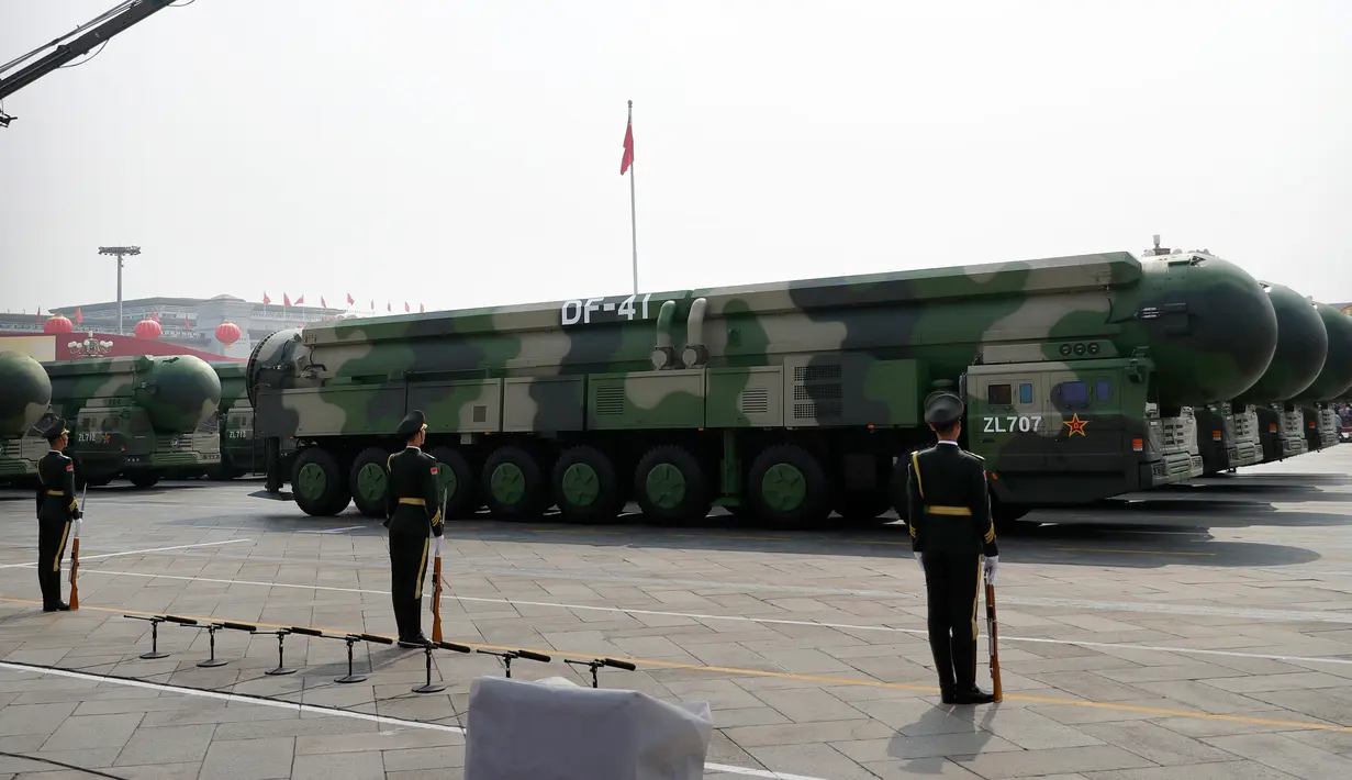 Kendaraan militer yang membawa rudal balistik antarbenua Dongfeng-41 (DF-41) melintas dalam parade militer di Beijing, 1 Oktober 2019. Rudal balistik antarbenua DF-41 menjadi sorotan pengamat dan ahli persenjataan dunia karena disebut dapat menjangkau wilayah AS. (AP/Mark Schiefelbein)