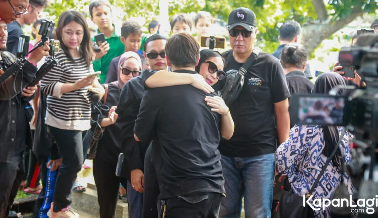 Gigi menghampiri Jeje yang memendam sedih begitu mendalam setelah ditinggal ibunda untuk selama-lamanya. Gigi memeluk dan menguatkan adik iparnya. [Foto;KapanLagi.com®/Muhammad Akrom Sukarya]