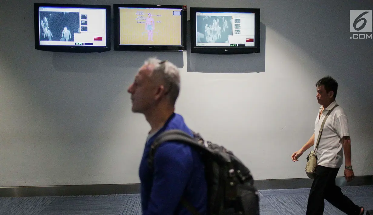 Layar televisi menampilkan suhu badan penumpang yang berada di Terminal 3 Bandara Soekarno Hatta, Tangerang, Banten, Rabu (15/5/2019). Cacar monyet ditularkan pada manusia melalui hewan di negara-negara Afrika. (Liputan6.com/Faizal Fanani)