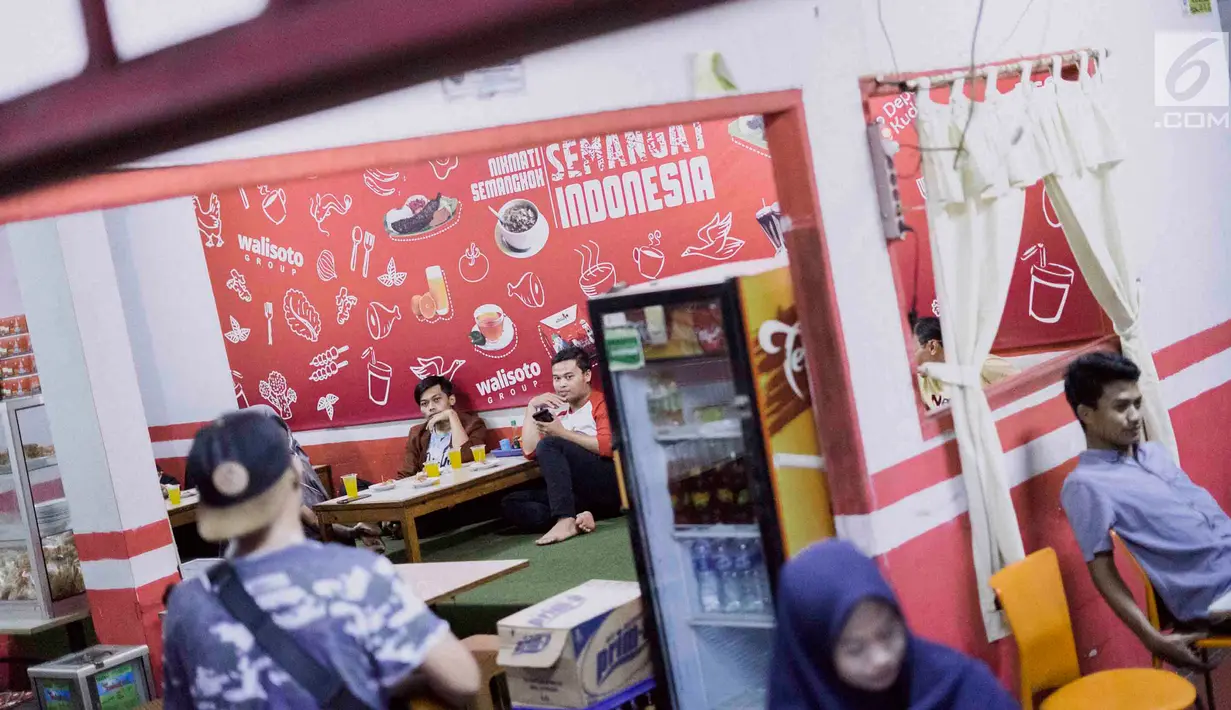 Suasana Kedai Soto Kauman Express Sawangan, Depok, Jawa Barat, Senin (13/5). Selama Ramadan, kedai soto tersebut menyediakan satu paket menu berbuka puasa yang terdiri dari soto, siomay, kurma, dan minuman dingin yang cukup dibayar dengan doa pada secarik kertas. (Liputan6.com/Immanuel Antonius)