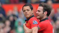 Mata berselebrasi bersama Javier Hernandez (ANDREW YATES / AFP)