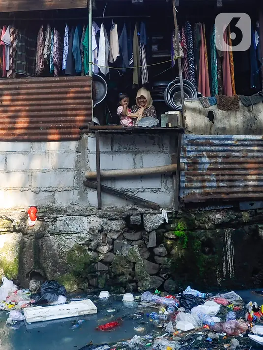 Sampah di kali Jatibaru lebih banyak berasal dari limbah rumah tangga. (merdeka.com/Arie Basuki)