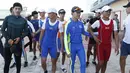 Atlet Korea Selatan dan Korea Utara saat akan mengikuti sesi latihan bersama jelang Asian Games 2018 di Tangeum Lake International Rowing Center, Chungju, Korea Selatan, Selasa (31/7). (Jeon Heon-Kyun/Pool/AFP)