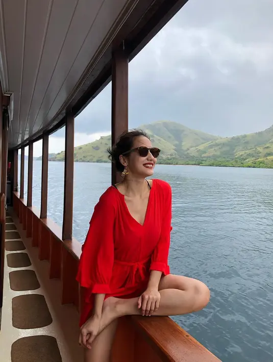 Kali ini, Pevita berpose di kapal, kembali mengenakan outfit merah. Kali ini dress pendek dengan garis leher V yang dalam, berlengan panjang. Warna merah memang tampak sempurna untuk tone kulit Pevita Pearce yang cerah. Foto: Instagram.