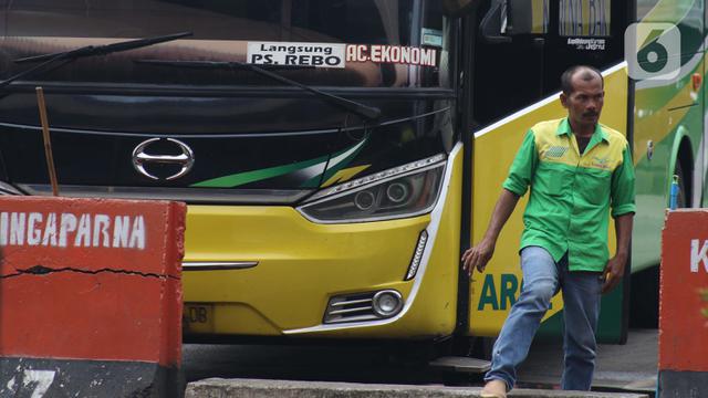 FOTO: Dishub DKI Jakarta Hentikan Sementara Layanan Bus AKAP