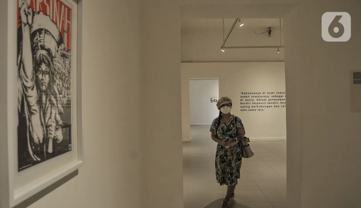 Seorang perempuan mengunjungi ruang pameran Galeri Nasional Indonesia Jakarta, Kamis (28/10/2021). Pengelola Galeri Nasional membagi waktu kunjungan sebanyak enam sesi dalam satu hari dengan durasi 55 menit guna memberi kenyamanan di tengah masa pandemi. (merdeka.com/Iqbal S Nugroho)