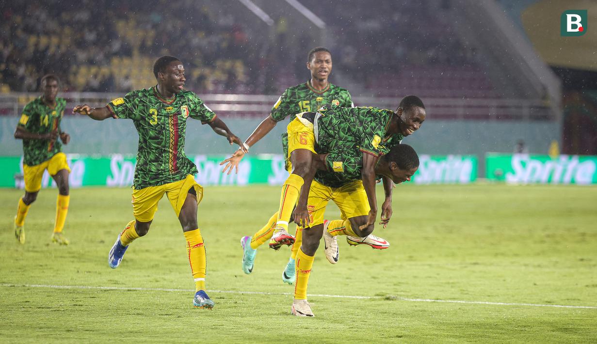 <p>Selebrasi para pemain Timnas Mali U-17 setelah Ibrahim Diarra (depan) mencetak gol pertama ke gawang Timnas Argentina U-17 pada laga perebutan tempat ketiga Piala Dunia U-17 2023 di Stadion Manahan, Solo, Jumat (1/12/2023). (Bola.com/Bagaskara Lazuardi)</p>