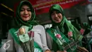 Simpatisan perempuan muda PPP memperlihatkan bunga untuk dibagikan ke pegawai dan pengunjung di Kantor Kementerian Hukum dan Ham, Jakarta (11/1). Aksi damai tersebut mendesak penyelesaian konflik pengurusan partai PPP. (Liputan6.com/Faizal Fanani)