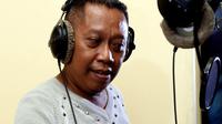 Tukul Arwana Recording Lagu Religi 'Senyum'. (Foto: Wimbarsana/Bintang.com)