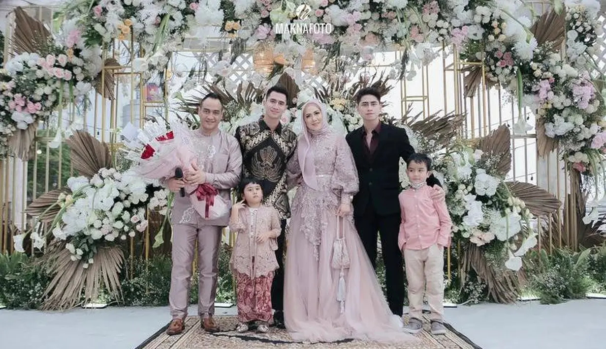 Digelar dengan tema garden party, Venna dan Ferry terlihat tampil serasi dalam balutan busana warna nude-ungu. (Instagram/maknafoto).