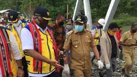 Bupati Kabupaten Seram Bagian Barat M.Yasin Payapo saat mendampingi Wakil Menteri PUPR John Wempi Wetimpo meninjau jembatan Waikaka. Selasa 28 Juli 2020.