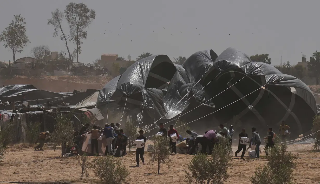 Seiring memburuknya situasi kemanusiaan di Gaza, operasi penerjunan bantuan yang sudah dikoordinasikan sejumlah negara sejak akhir Juli lalu terus dilakukan. (AP Photo/Abdel Kareem Hana)