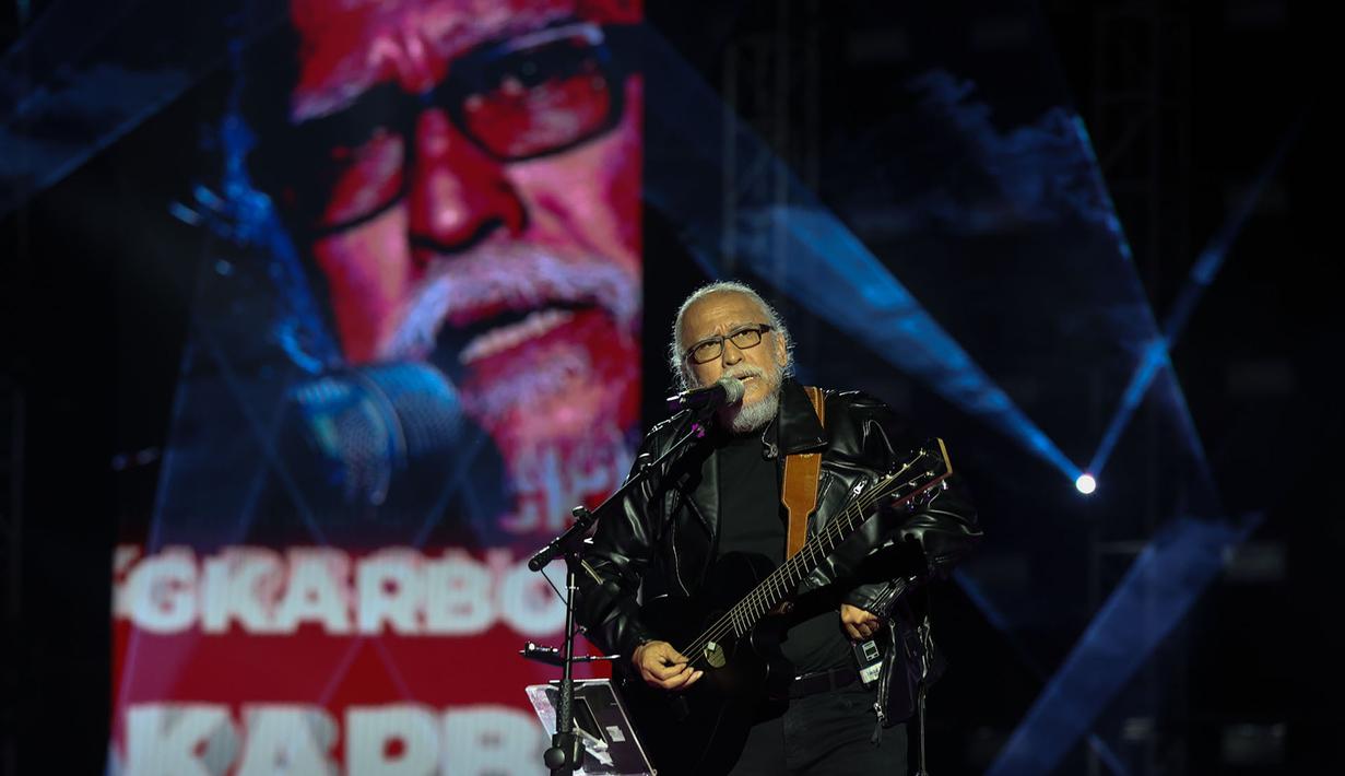 Penampilan Iwan Fals kali ini sukses menghibur penonton dengan lagu-lagu andalannya yang bernada kritik sosial. Tampak dalam foto, Iwan Fals saat tampil pada Konser Raya 31 Tahun Indosiar Luar Biasa hari kedua di Studio 6 Emtek City, Daan Mogot, Jakarta, pada Minggu (11/1/2026) malam. (KapanLagi.com/Budy Santoso)