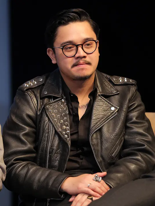 "Gue sebagai dokter laki-laki tuh masih ada genitnya, masih ada petakilannya. Tapi pas menjadi dokter di ruangan dokter, dia profesional," lanjutnya. (Deki Prayoga/Bintang.com)