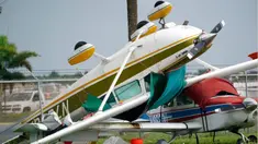 Sebuah pesawat terbalik kemungkinan karena tornado yang dihasilkan dari Badai Ian di Bandara Perry Utara, Pembroke Pines, Florida, 28 September 2022. Kecepatan Badai Ian meningkat saat mendekati daratan di sepanjang pantai barat daya Florida. (AP Photo/Wilfredo Lee)
