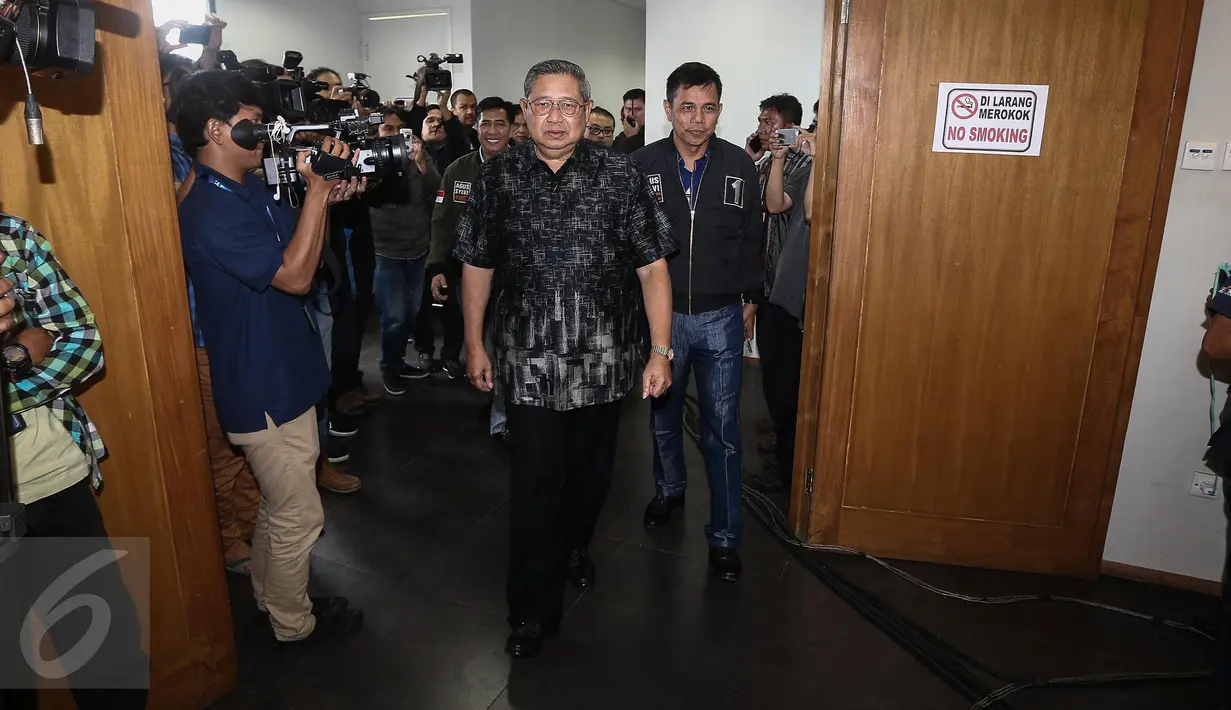 Ketua Umum Partai Demokrat, Susilo Bambang Yudhoyono jelang konferensi pers klarifikasi terkait penyadapan dirinya dengan Ketua MUI Ma'ruf Amin, Jakarta, Rabu (1/2). (Liputan6.com/Faizal Fanani)
