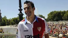 Pemain baru Sevilla, Alvaro Negredo Sanchez tersenyum saat presentasi di Spain's Square, Sevilla, 21 Agustus 2009. AFP PHOTO / CRISTINA QUICLER 