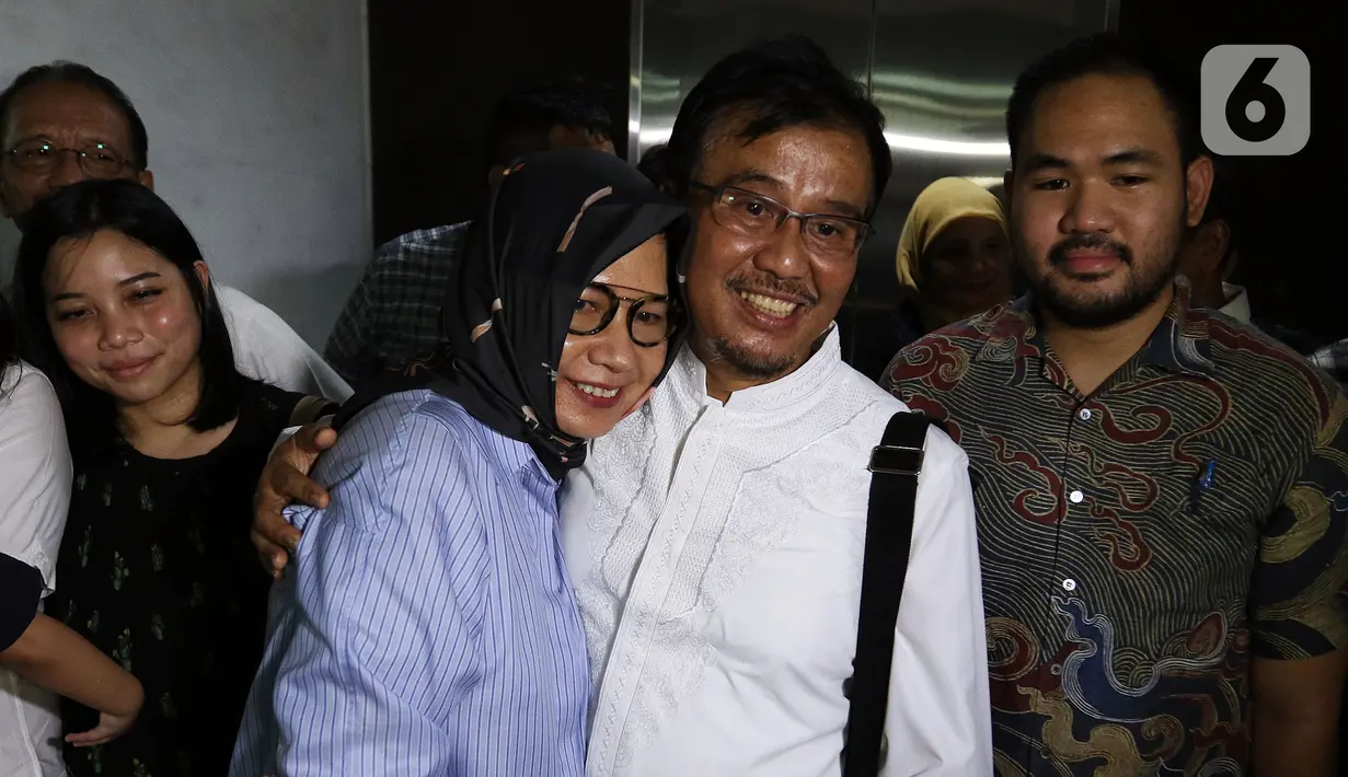 Mantan Dirut Pertamina Karen Agustiawan (kiri) dipeluk sang suami Herman Agustiawan usai keluar dari Rutan Salemba Cabang Kejaksaan Agung, Jakarta, Selasa (10/3/2020). Majelis hakim kasasi MA berpandangan perbuatan Karen bukanlah tindak pidana namun murni keputusan bisnis. (Liputan6.com/Johan Tallo)