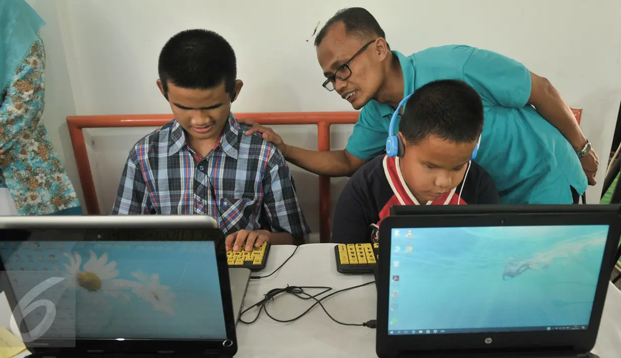 Siswa tuna netra di Yayasan Mitra Netra menujukan keterampilan mengoperasikan komputer, Jakarta, Jumat (17/2). Yayasan Mitra Netra gelar festival Mitra Netra 2017 yang menampilkan beragam keterampilan siswa tuna netra. (Liputan6.com/Yoppy Renato)