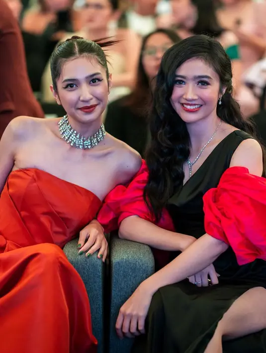Febby Rastanty tersenyum manis saat berpose bersama Mika Tambayong di acara after party gala premier film The Rings of Power di Flower Dome, Singapura.  (Instagram/febbyrastanty)