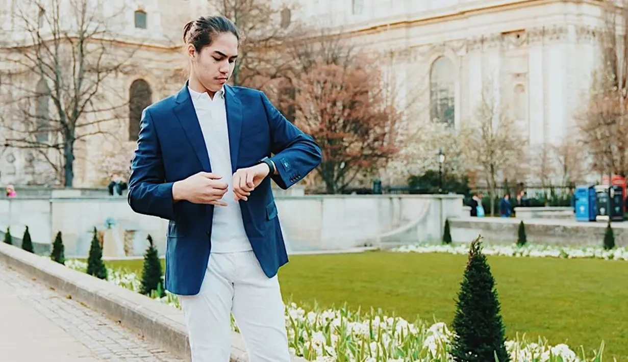 Meski cukup jarang mengunggah foto dengan menggunakan pakaian formal, akan tetapi gaya El Rumi mampu mendapat sorotan netizen. Ia Ia juga terlihat mengikat rambutnya untuk menambah kesan manly terhadap penampilannya. (Liputan6.com/IG/@elelrumi)
