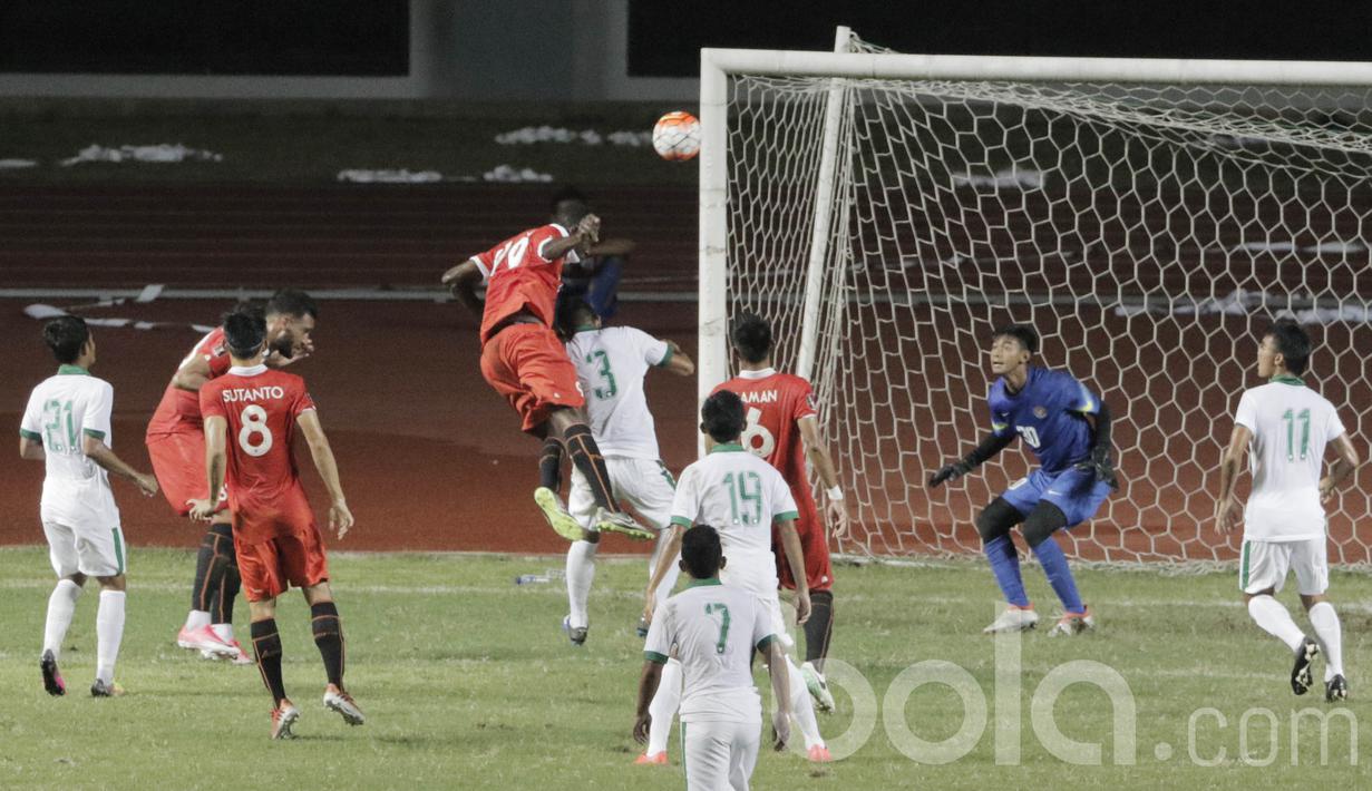 Striker Persija, Junior Mbai, berusaha membobol gawang Timnas Indonesia U-22. Dengan hasil ini Timnas U-22 belum pernah meraih kemenangan dari dua laga perdana di bawah arahan Luis Milla. (Bola.com/M Iqbal Ichsan)