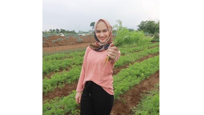 Gemar Bercocok Tanam, Ini 6 Potret Melody Eks JKT48 di Tengah Sawah (sumber: Instagram.com/melodylaksani92)