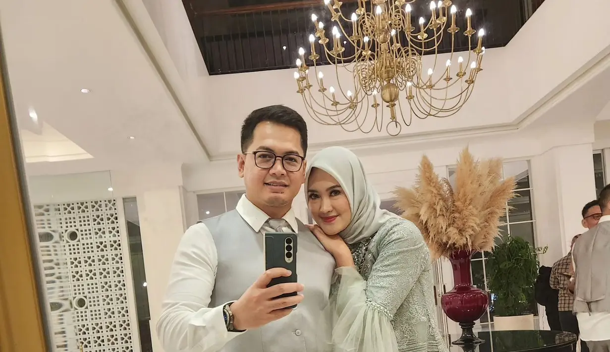 Inspirasi model baju bridesmaid dari istri Tommy Kurniawan, Lisya Nurrhami. Dengan menambahkan aksen tulle di bagian tangan untuk tampilan ekstra di pesta pernikahan. [Foto: Instagram @tommykurniawann]