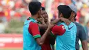 Bek Timnas Indonesia U-19, Rifad Marasabessy, menangis usai dikalahkan Thailand U-19 pada laga Piala AFF U-18 di Stadion Thuwunna, Yangon, Jumat (15/9/2017). Indonesia kalah adu penalti dari Thailand. (Bola.com/Yoppy Renato)