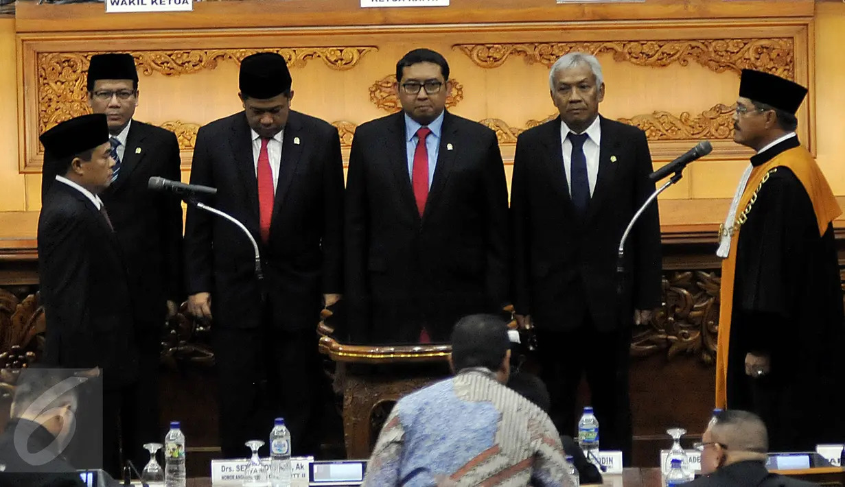 Ade Komaruddin (kiri) saat dilantik menjadi Ketua DPR yang baru, Jakarta, Senin (11/01/2016). Ade dilantik untuk menggantikan Setya Novanto yang mundur dari kursi Ketua DPR. (Liputan6.com/Johan Tallo)