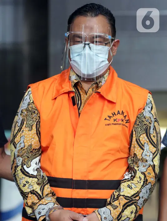 Kepala Subdirektorat Kerjasama dan Dukungan Pemeriksaan Dirjen Pajak, Dadan Ramdani usai rilis penahanan di Gedung KPK, Jakarta, Jumat (13/8/2021). Dadan Ramdani merupakan tersangka dugaan penerimaan hadiah atau janji terkait pemeriksaan perpajakan tahun 2016-2017. (Liputan6.com/Helmi Fithriansyah)