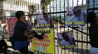 Tampak pengunjuk rasa menendang pagar Kantor Kejati Sulsel saat mendesak progres penanganan kasus dugaan korupsi penyewaan lahan negara Buloa Makassar (Liputan6.com/ Eka Hakim)