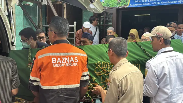Jenazah Nuryati korban kecelakaan KRL dan KA Argo Bromo hendak dimakamkan