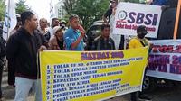 Sejumlah keluarga korban saat melaporkan kasus pencabulan terhadap tujuh anak ke Polres Flores Timur (Liputan6.com/Ola Keda)