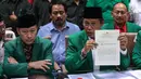 Ketum PPP Djan Faridz menangis saat memberikan penjelasan dalam konferensi pers di DPP PPP, Jakarta, Kamis (20/7). Djan meminta seluruh kader dan simpatisan PPP di seluruh Indonesia untuk bersabar menunggu keputusan hukum. (Liputan6.com/Faizal Fanani)
