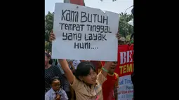 Dalam aksinya mereka menuntut rumah susun yang dijanjikan Jokowi, Jakarta, (22/9/14). (Liputan6.com/Faizal Fanani)