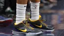 Pemain  New Orleans Pelicans, Frank Jackson menulis pesan di sepatunya untuk mendiang Kobe Bryant selama pertandingan NBA  New Orleans Pelicans melawan Boston Celtics di New Orleans (26/1/2020). Bryant dan Gianna menggunakan helikopter untuk latihan basket di Mamba Academy. (AP Photo/Gerald Herbert)