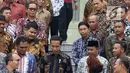 Presiden Joko Widodo saat akan foto bersama perwakilan nelayan seluruh Indonesia di Istana Negara, Jakarta, Selasa (22/1). Jokowi mengingatkan para nelayan serta pengusaha perikanan untuk menggunakan Bank Mikro Nelayan. (Liputan6.com/Angga Yuniar)