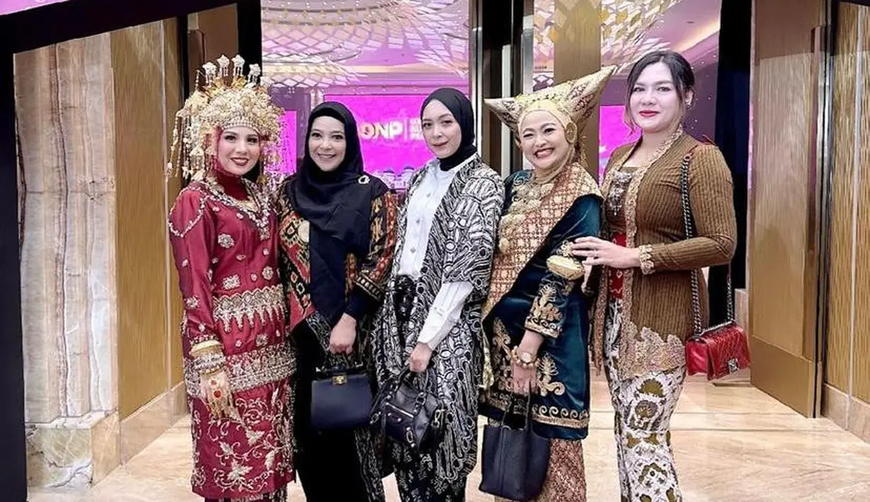 Hadir pula Tya Ariestya yang tampil mengenakan busana adat Palembang berwarna merah marun lengkap dengan suntingnya. [Instagram/fairus_iloet]