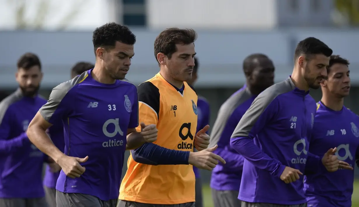 Seketika mantan penjaga gawang Real Madrid itu langsung dilarikan ke rumah sakit. (AFP/Miguel Riopa)
