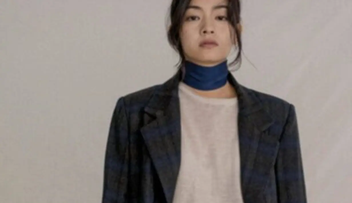 Meski tak banyak informasi mengenai Hwang Ji Min selain fakta bahwa dia adalah seorang model, perhatian publik justru tertuju pada hal lain. Sebuah unggahan di komunitas online baru-baru ini menampilkan foto-foto Hwang Ji Min, yang membuat banyak orang takjub dengan kemiripannya dengan anggota BTS tersebut. (Liputan6.com/theqoo/Koreaboo)