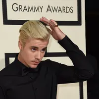 Pelantun lagu 'Baby' ini meluangkan waktu dalam kesibukannya menggelar konser beberapa kota didunia. Bahkan, Justin asyik menangkap Pokemon bersama sahabatnya. (AFP/Bintang.com)