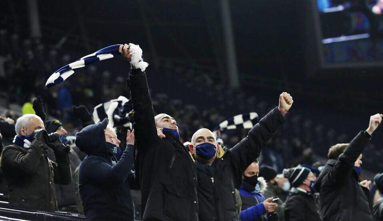 Suporter saat menyaksikan pertandingan antara Tottenham Hotspur kontra Arsenal pada laga Liga Inggris di Stadion Tottenham Hotspur, Mingggu (6/12/2020). (Catherine Ivill/Pool via AP)