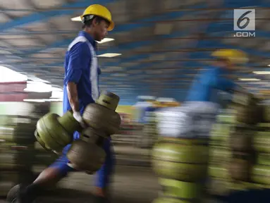 Pekerja membawa tabung Elpiji 3 kg di Depot LPG Tanjung Priok, Jakarta, Senin (21/5). Pertamina meningkatkan produksi pengisian tabung Elpiji 3 Kg sebanyak 4 persenselama bulan Ramadan. (Liputan6.com/Angga Yuniar)