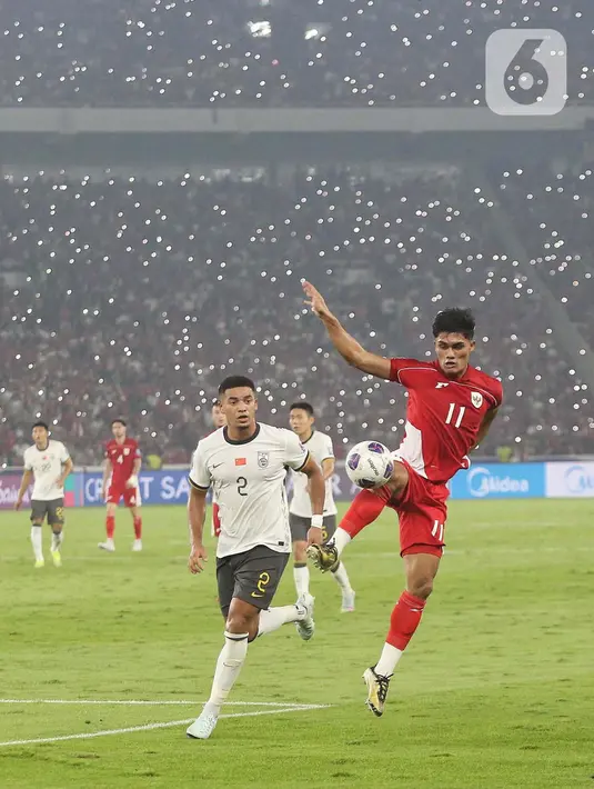 Sama-sama menginginkan poin penuh, laga antara timnas Indonesia dan China berlangsung ketat dan sengit sejak menit awal pertandingan. (Liputan6.com/Angga Yuniar)