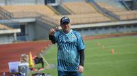 Pelatih Persib Bandung, Robert Alberts, ketika mendampingi timnya menggelar latihan di Stadion Gelora Bandung Lautan Api, Selasa (2/3/2021). (Bola.com/Erwin Snaz)