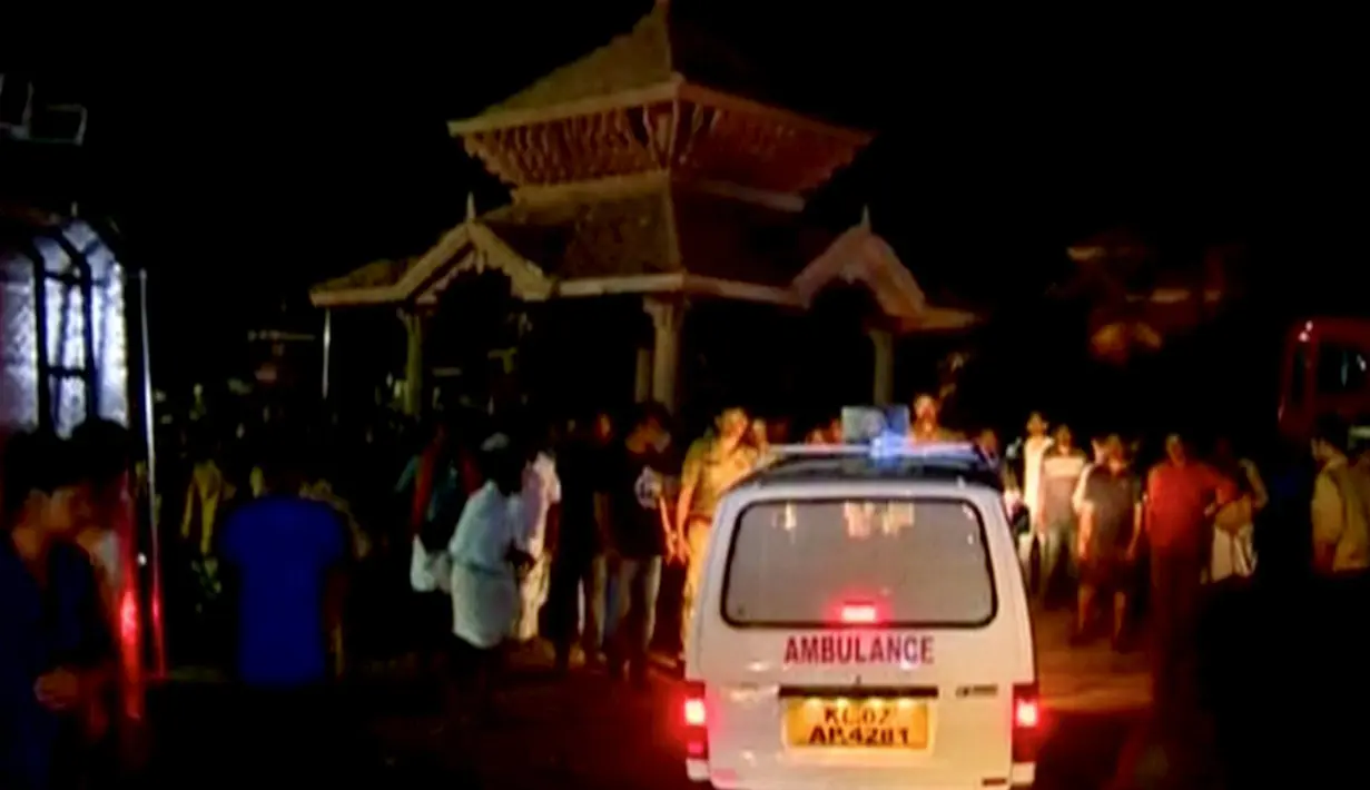 Mobil ambulans dikerahkan ke lokasi kebakaran yang melanda sebuah kuil di Kollam, India Selatan, Minggu (10/4). Media setempat melaporkan, kebakaran terjadi setelah perayaan yang menyalakan kembang api untuk menandai akhir sebuah festival. (REUTERS/ANI)