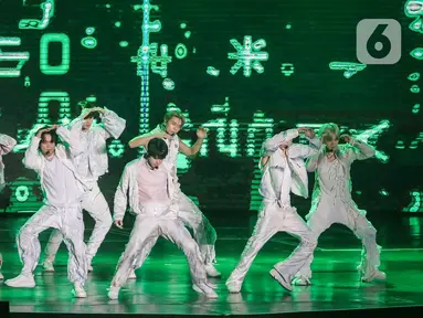 Boy group NCT 127 saat tampil menghibur penggemarnya di Indonesia Arena, Kompleks Gelora Bung Karno, Jakarta, Sabtu (13/1/2024). (Liputan6.com/Angga Yuniar)