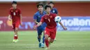 Pemain Vietnam U-16, Nguyen Xuan Toan menguasai bola dalam laga semifinal AFF U-16 2022 antara Thailand U-16 melawan Vietnam U-16 di Stadion Maguwoharjo, Sleman, Rabu (10/8/2022) sore WIB. (Bola.com/Bagaskara Lazuardi)